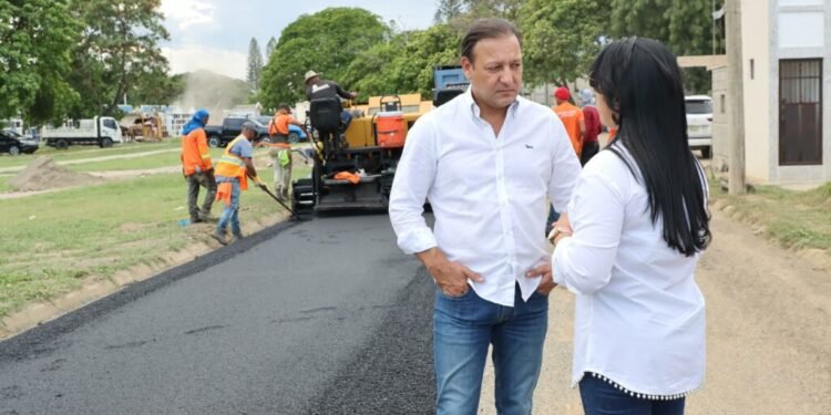 Alcalde Abel Martínez realiza supervisión del asfaltado en calles interiores y remozamiento capilla cementerio El Ingenio