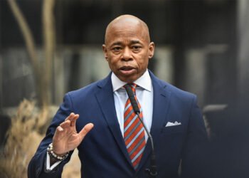 El alcalde de Nueva York advierte de que la migración ilegal «destruirá la ciudad»