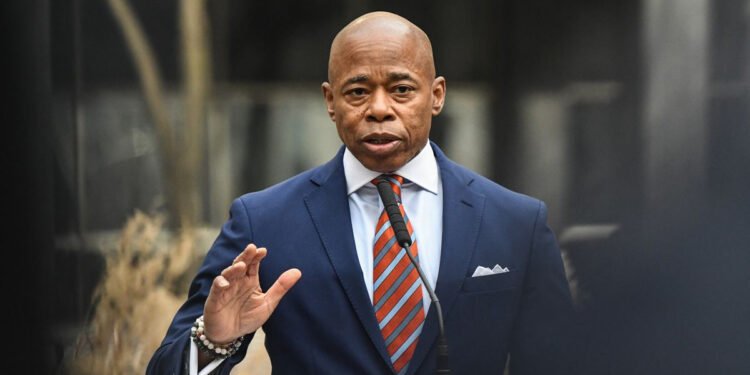 El alcalde de Nueva York advierte de que la migración ilegal «destruirá la ciudad»