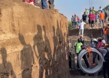 Haitianos celebraron la colocación de las primeras secciones de alcantarilla que pretenden usar para desviar las aguas del río Masacre