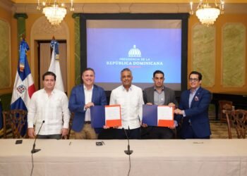 Gobierno oficializa primer contrato de Alianza Pública-Privana para convertir puerto Duarte de Samaná en terminal cruceros