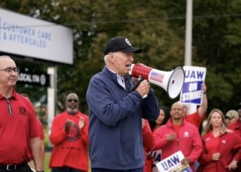 Biden hace historia como el primer presidente de EEUU en sumarse a unos piquetes
