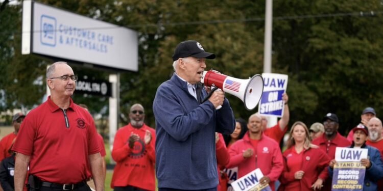 Biden hace historia como el primer presidente de EEUU en sumarse a unos piquetes
