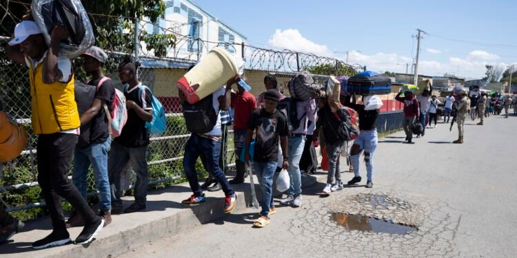 Más 61 mil haitianos han retornado a Haití, tras 12 días de cierre fronterizo