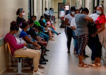 Once hospitales cargan pesado por el dengue