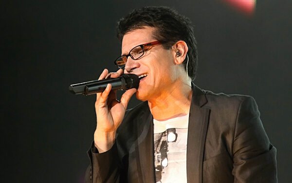 Jesús Adrián Romero anda atribulado, suspende gira, se retira de los escenarios por su salud mental