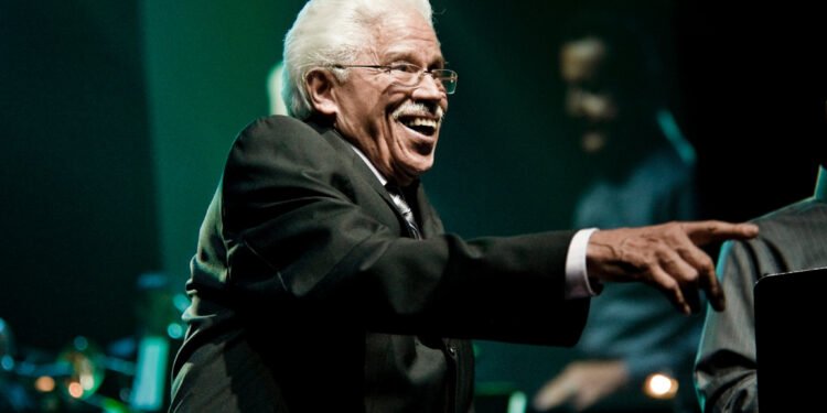 Banreservas publica biografía de Johnny Pacheco