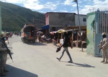 Autoridades envían haitianos a su país desde Jimaní; hay niños, adultos y embarazadas