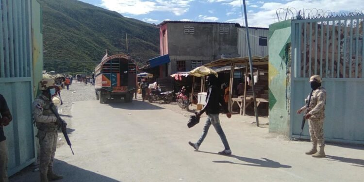 Autoridades envían haitianos a su país desde Jimaní; hay niños, adultos y embarazadas