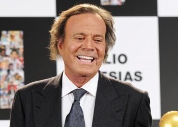 Más de 400 famosos felicitan al cantante Julio Iglesias en un video por sus 80 años