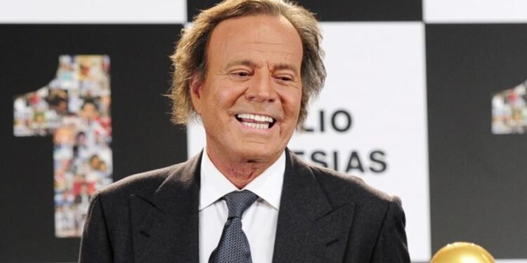 Más de 400 famosos felicitan al cantante Julio Iglesias en un video por sus 80 años