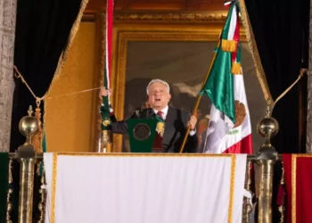 López Obrador encabeza Grito de Independencia ante miles de personas