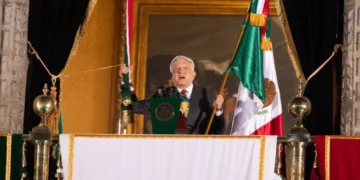 López Obrador encabeza Grito de Independencia ante miles de personas