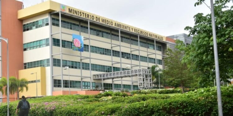 Acusan a Medio Ambiente desacatar sentencia Tribunal Constitucional prohíbe exportar desechos de batería