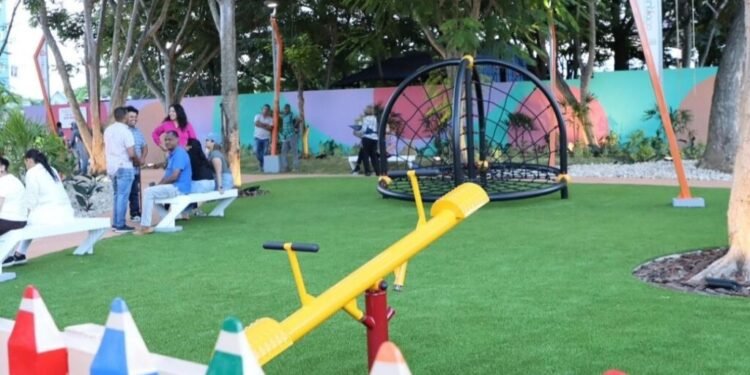 Abel Martínez hizo entrega de un bello parque infantil en Los Álamos