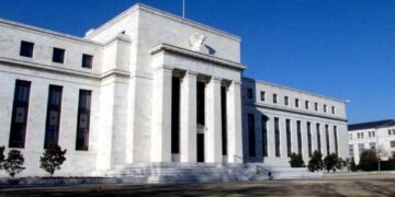 La Reserva Federal de Estados Unidos mantuvo sin cambios la tasa de interés de referencia pero habrá otro aumento este año