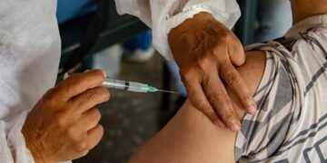 Dos tercios de la población mundial completó la vacunación inicial (dos dosis) y solo un tercio ha recibido una dosis de refuerzo.