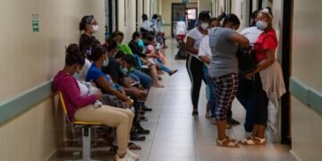 Emergencias de hospitales continúan llena de casos de Dengue