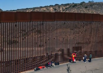 41% de los neoyorquinos pide muro fronterizo de Trump ante crisis local de migrantes