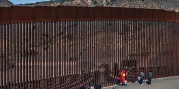 41% de los neoyorquinos pide muro fronterizo de Trump ante crisis local de migrantes