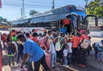 Miles de haitianos retornan voluntariamente hacia Haití tras el conflicto del Masacre