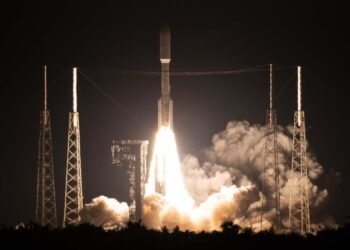 Amazon lanza satélites de prueba para servicio de internet rival de SpaceX