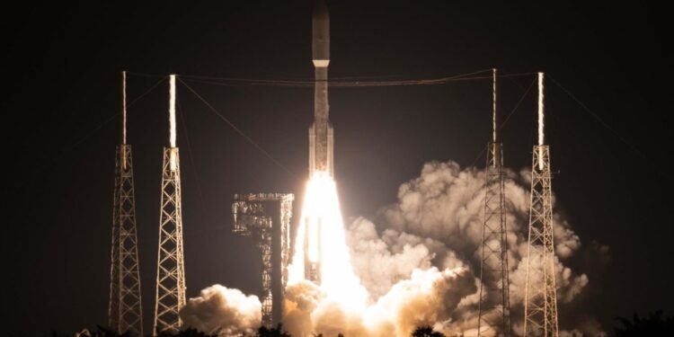 Amazon lanza satélites de prueba para servicio de internet rival de SpaceX