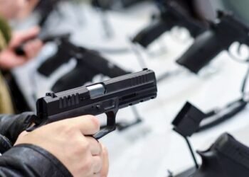 Debe analizarse el perfil psicológico a quienes portan armas de fuego