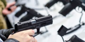 Debe analizarse el perfil psicológico a quienes portan armas de fuego