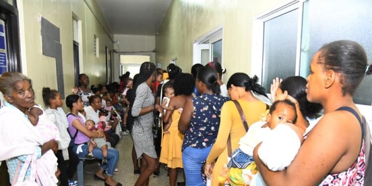 Casos de dengue abarrotan centros