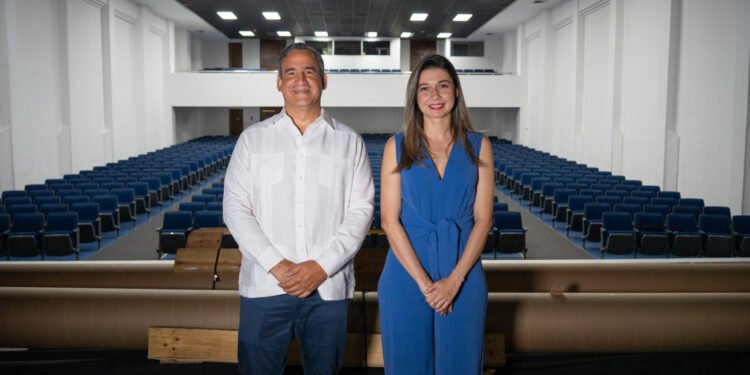 Cinemateca Dominicana recibe donación de pantallas para sala de cine