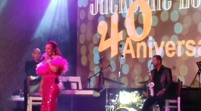 Jackeline Estévez celebra con éxito sus 40 años de trayectoria artística
