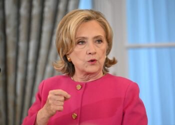 Hillary Clinton pide una «desprogramación formal» para los seguidores de Trump
