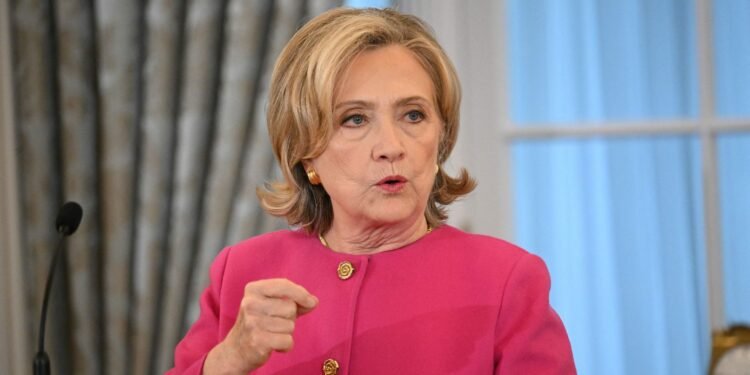 Hillary Clinton pide una «desprogramación formal» para los seguidores de Trump