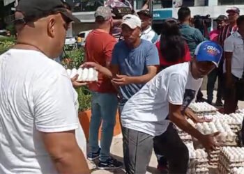 Regalan miles de huevos por alegada exclusión de su compra a productores por cierre fronterizo