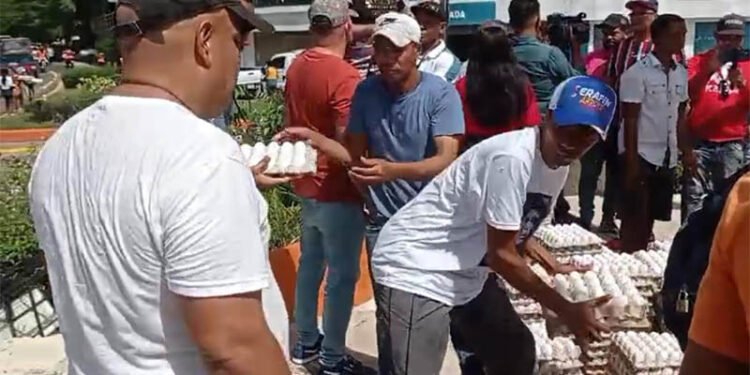 Regalan miles de huevos por alegada exclusión de su compra a productores por cierre fronterizo