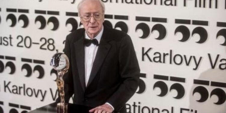 A sus 90 años, Michael Caine anuncia su retiro, «The Great Escaper» será su última película