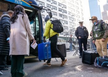 Nueva York ofrece vuelos gratuitos a inmigrantes que quieran abandonar la ciudad