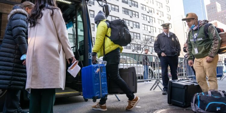 Nueva York ofrece vuelos gratuitos a inmigrantes que quieran abandonar la ciudad