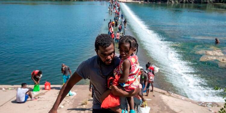 Ortega ofrece el aeropuerto de Managua a los haitianos en su ruta a EE.UU, dice consultor