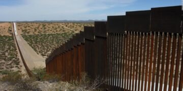 Biden cree que el muro con México no es efectivo y afirma que no puede evitar reforzarlo