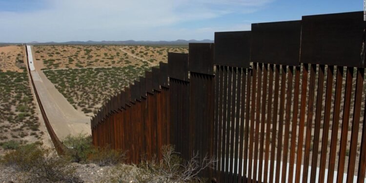 Biden cree que el muro con México no es efectivo y afirma que no puede evitar reforzarlo