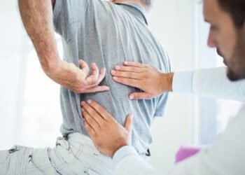 Neurocirujano pide darle importancia del dolor de espalda