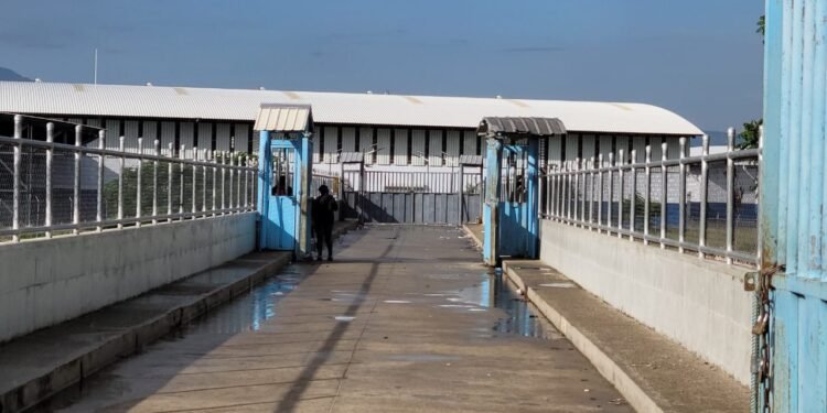 Comerciantes denuncian que se están perdiendo mercancías porque Haití mantiene sus puertas cerradas.