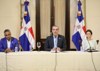 Abinader declara el domingo como no laborable y en emergencia la compra de bienes