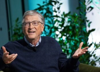Bill Gates cree que con inteligencia artificial se puede reducir la semana laboral a tres días