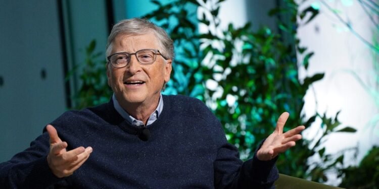 Bill Gates cree que con inteligencia artificial se puede reducir la semana laboral a tres días