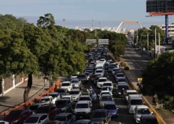 Continua el caos en el transito en la 27 de Febrero con Máximo Gómez
