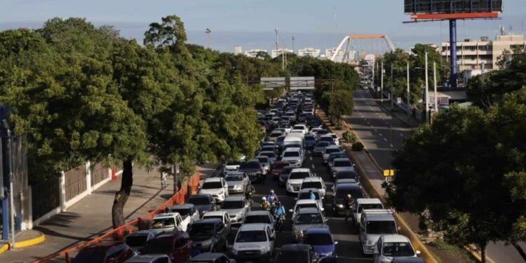 Continua el caos en el transito en la 27 de Febrero con Máximo Gómez