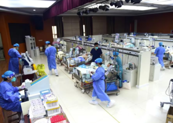 Varios hospitales en China están desbordados por la rápida expansión de una enfermedad respiratoria entre niños